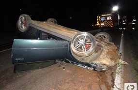 Veículo com casal e uma criança capota em Herval d´Oeste