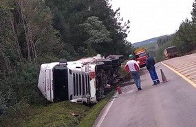 Carreta carregada de óleo diesel tomba na BR-282
