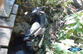 Condutora cai com moto de ponte no interior de Ouro