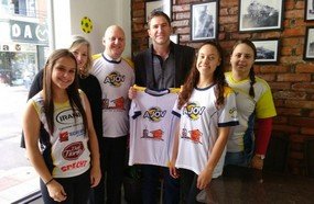 AJOV entrega camisetas para empresas patrocinadoras