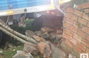 Caminhão de entrega perde controle e quase atinge casa