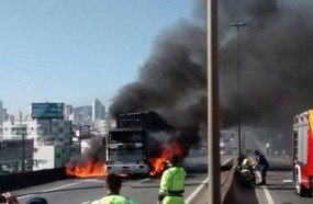 Carreta de Luzerna derrama produto e causa incêndio na BR-101