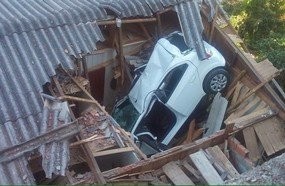 Mulher despenca com veículo em cima da própria residência