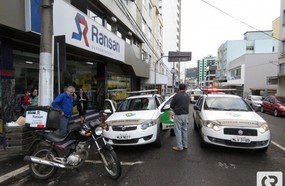Elemento armado assalta supermercado no centro de Joaçaba