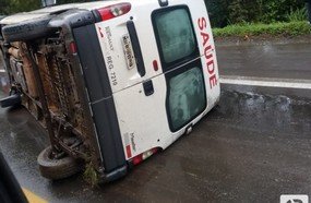 Ambulância tomba na BR-282, em Vargem Bonita