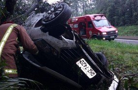 Veículo de Joaçaba capota e deixa dois feridos na BR-282