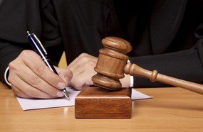 Bloqueados bens de ex-secretária de Caçador e seu companheiro
