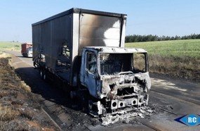 Caminhão é destruído por incêndio entre Zortéa e Campos Novos