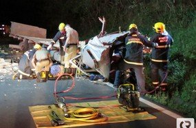 Motorista de caminhão morre após colisão contra carreta na BR-282