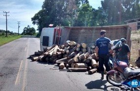 Caminhão carregado com lenha tomba na SC-150