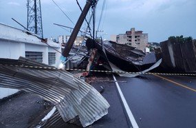 Temporal com ventos fortes causa destruição em Videira