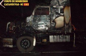 Incêndio destrói cavalo mecânico em Catanduvas