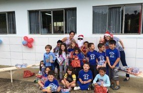 Celesc de Joaçaba entrega presentes para crianças do Anzolin
