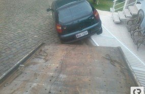 Veículo dispara e atinge cerca de residência no Santa Tereza