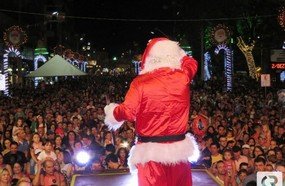 Chegada do Papai Noel lota Avenida XV de Novembro em Joaçaba