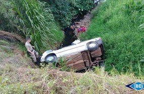 Veículo despenca em riacho e deixa quatro feridos