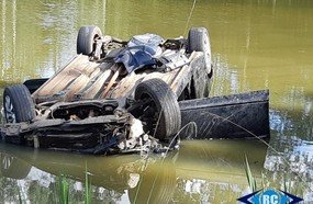 Veículo com dois jovens capota dentro de açude em Capinzal