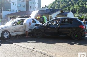 Colisão entre veículos deixa mulher presa às ferragens na Vila Pedrini