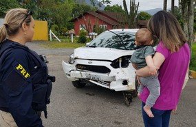 Bebê conforto salva vida de criança em acidente na BR-101