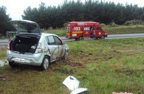 Veículo com casal de idosos capota em Água Doce