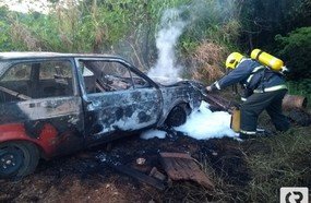 Carro é destruído por incêndio em Joaçaba