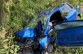 Saída de pista seguida de choque em árvore deixa quatro feridos