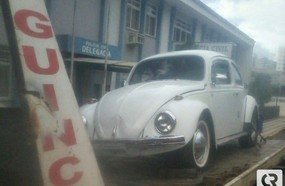 Motorista embriagado é preso após bater em dois carros