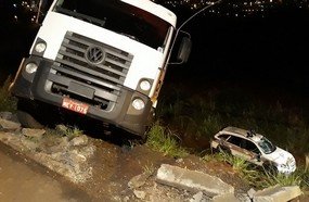 Motorista joga caminhão contra viatura durante fuga em Caçador