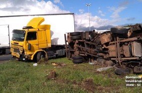 Caminhão tomba após ser atingido por carreta no trevão de Irani