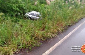 Saída de pista deixa motorista ferido na SC-473