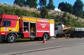 Colisão em barranco mata motorista de carreta na BR-470