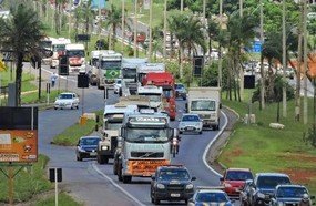 Caminhoneiros promovem buzinaço em Brasília