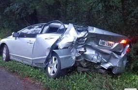 Condutora colide contra árvore após rodar na pista na BR-282