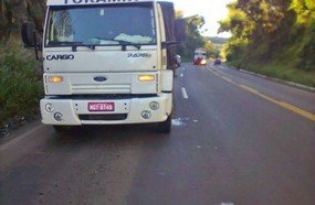 Motociclista fica gravemente ferida após atingir caminhão na BR-282