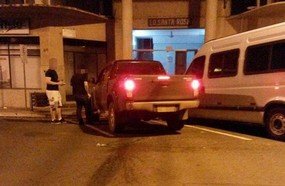 Sacolas com fezes são jogadas na rua durante a madrugada