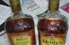 Elemento é preso após furtar litros de whisky em supermercado