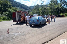 Colisão entre carro e moto deixa mulher ferida em Herval