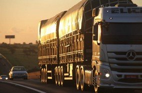 Caminhoneiros e motoristas de transporte coletivo vão receber vacina
