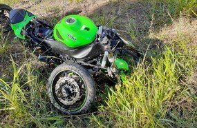 Motociclista fica gravemente ferido após colidir em barranco