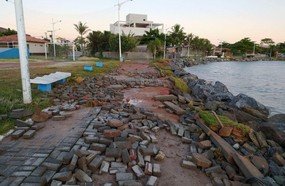 Ressaca e maré alta causam estragos no litoral de SC