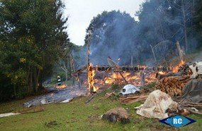 Homem perde tudo em incêndio no interior de Ouro