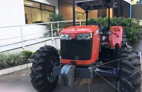 Joaçaba recebe trator da Secretaria de Estado da Agricultura