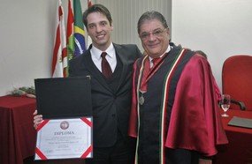 Cirurgião dentista de Joaçaba recebe honraria de Mérito Acadêmico