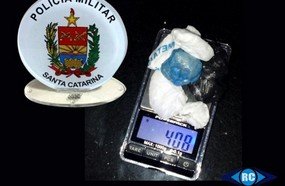 PM aborda veículo e encontra drogas com casal em Capinzal