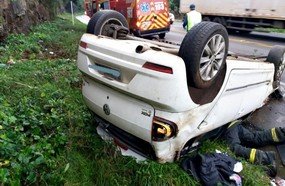 Capotamento deixa motorista ferido na Curva do Passat