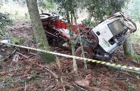 Saída de pista mata motorista de caminhão em Rio das Antas