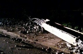 Motorista de caminhão derruba poste e foge em seguida