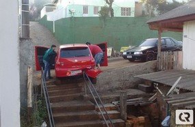Corrimão de passarela evita que veículo despenque