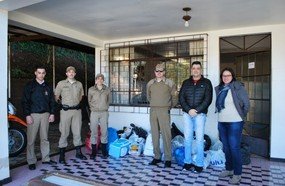 Polícia Militar entrega agasalhos arrecadados em campanha