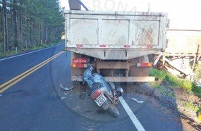 Motociclista morre após colidir em caminhão em Piratuba